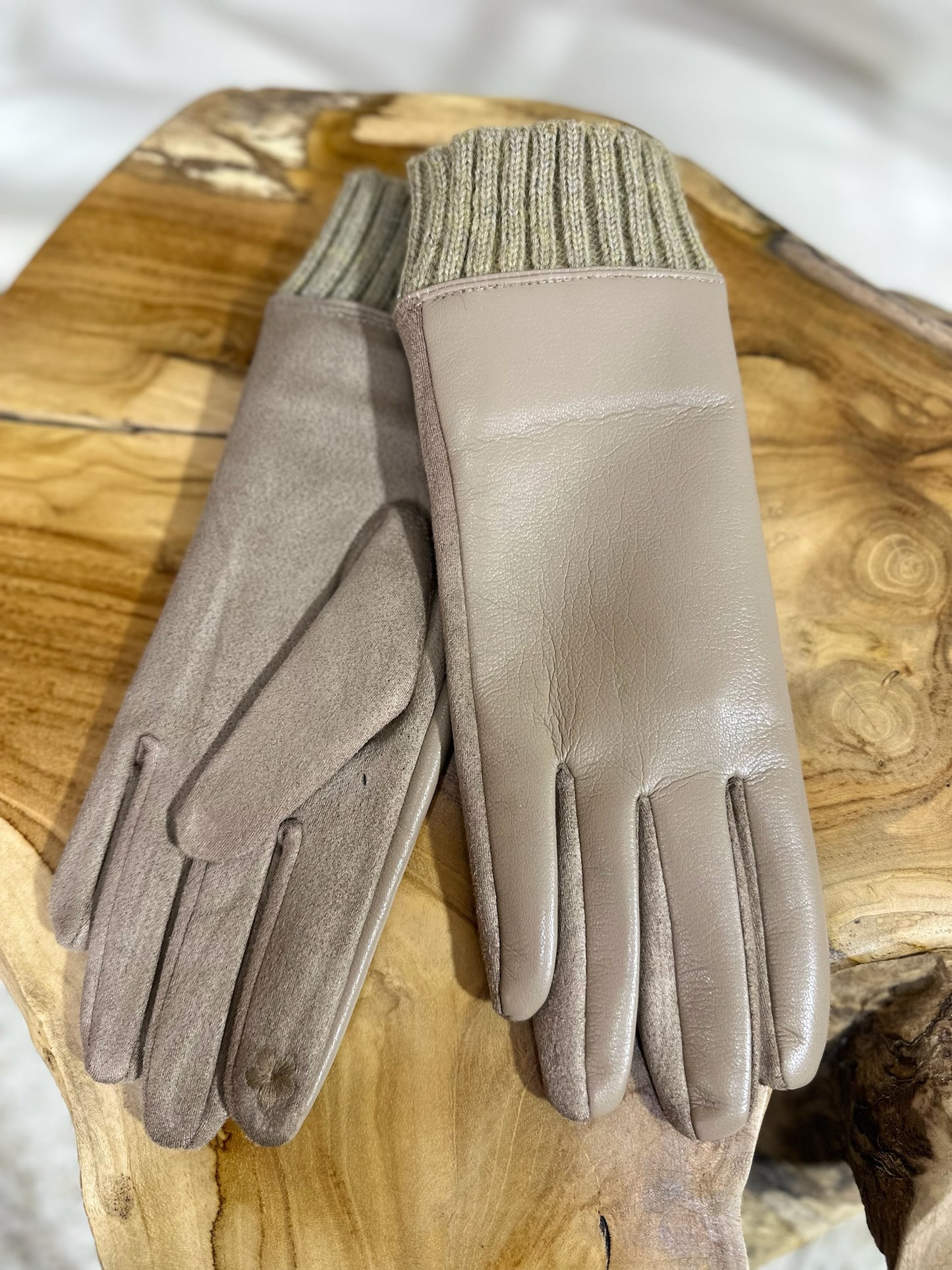 537 🛍️ Gant bordure laine