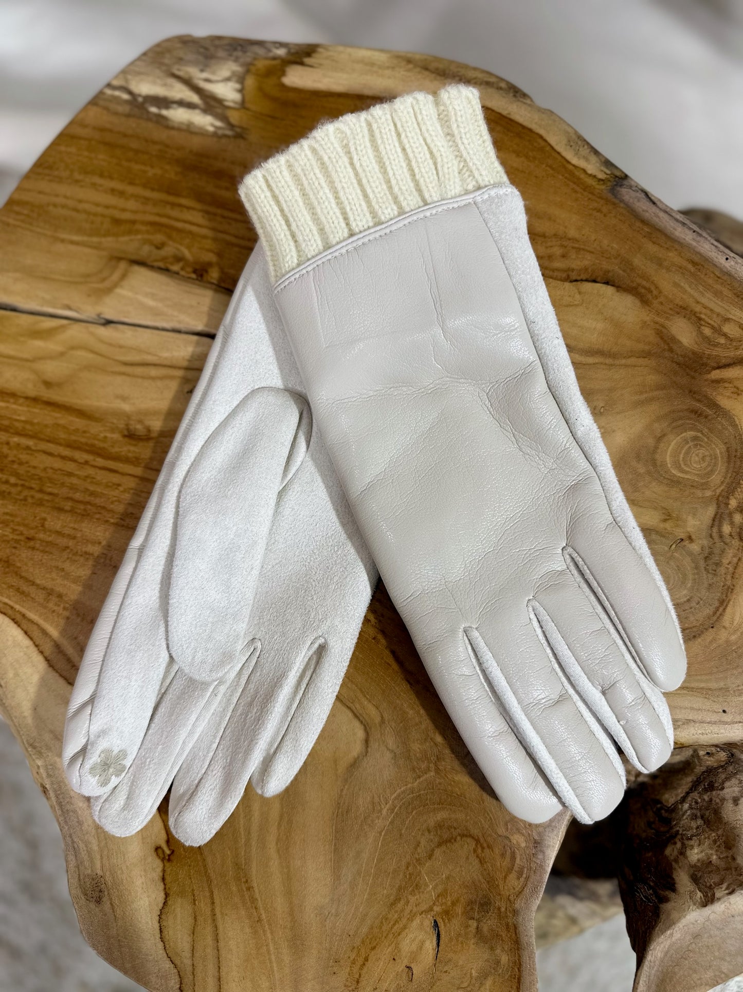 537 🛍️ Gant bordure laine