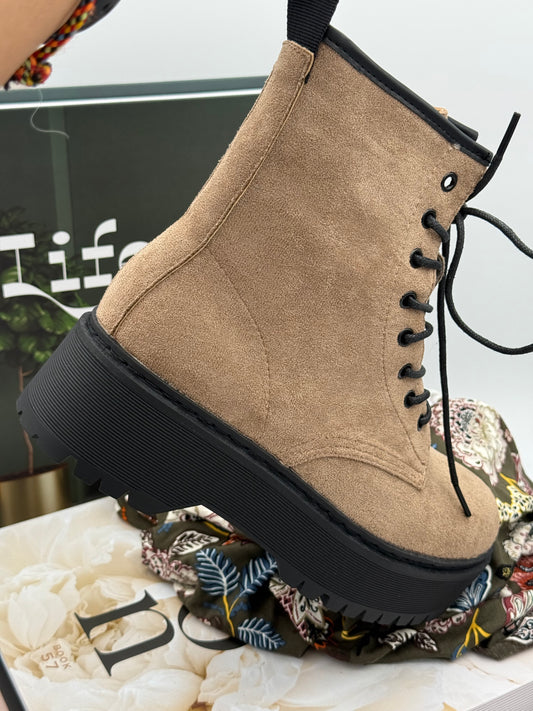 401 🛍️ Chaussure montante avec lacet