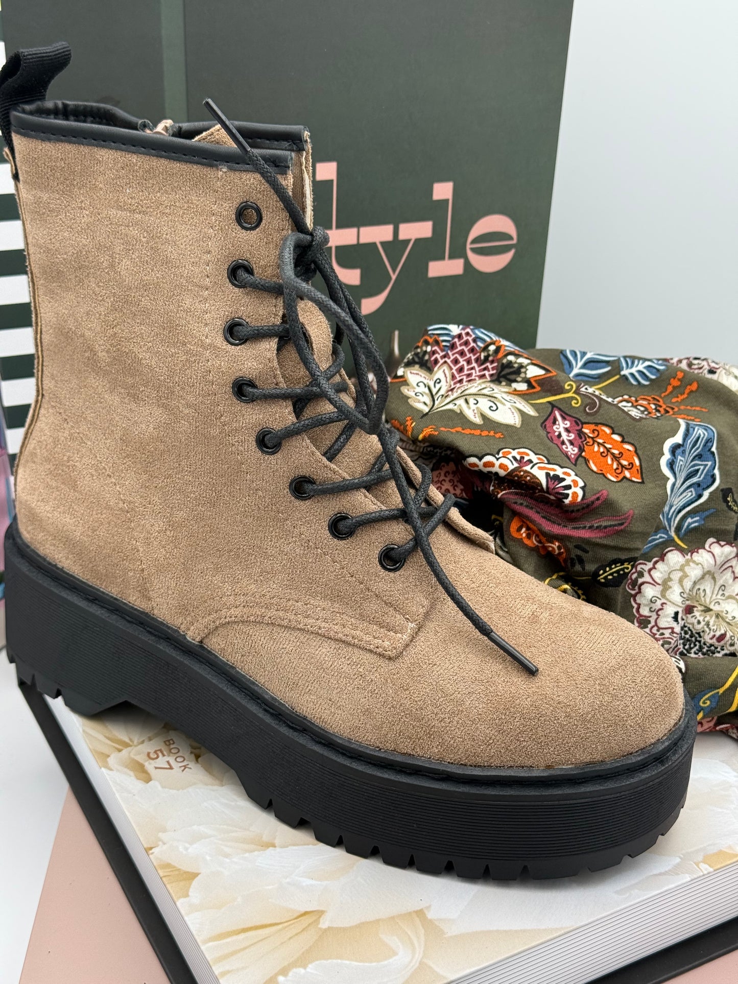 401 🛍️ Chaussure montante avec lacet