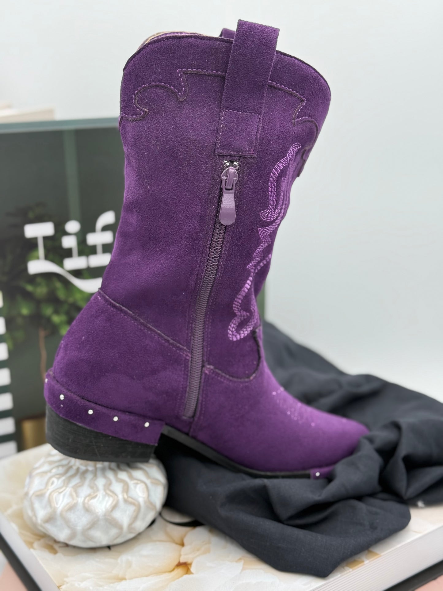 196 🛍️  Santiag à Clou