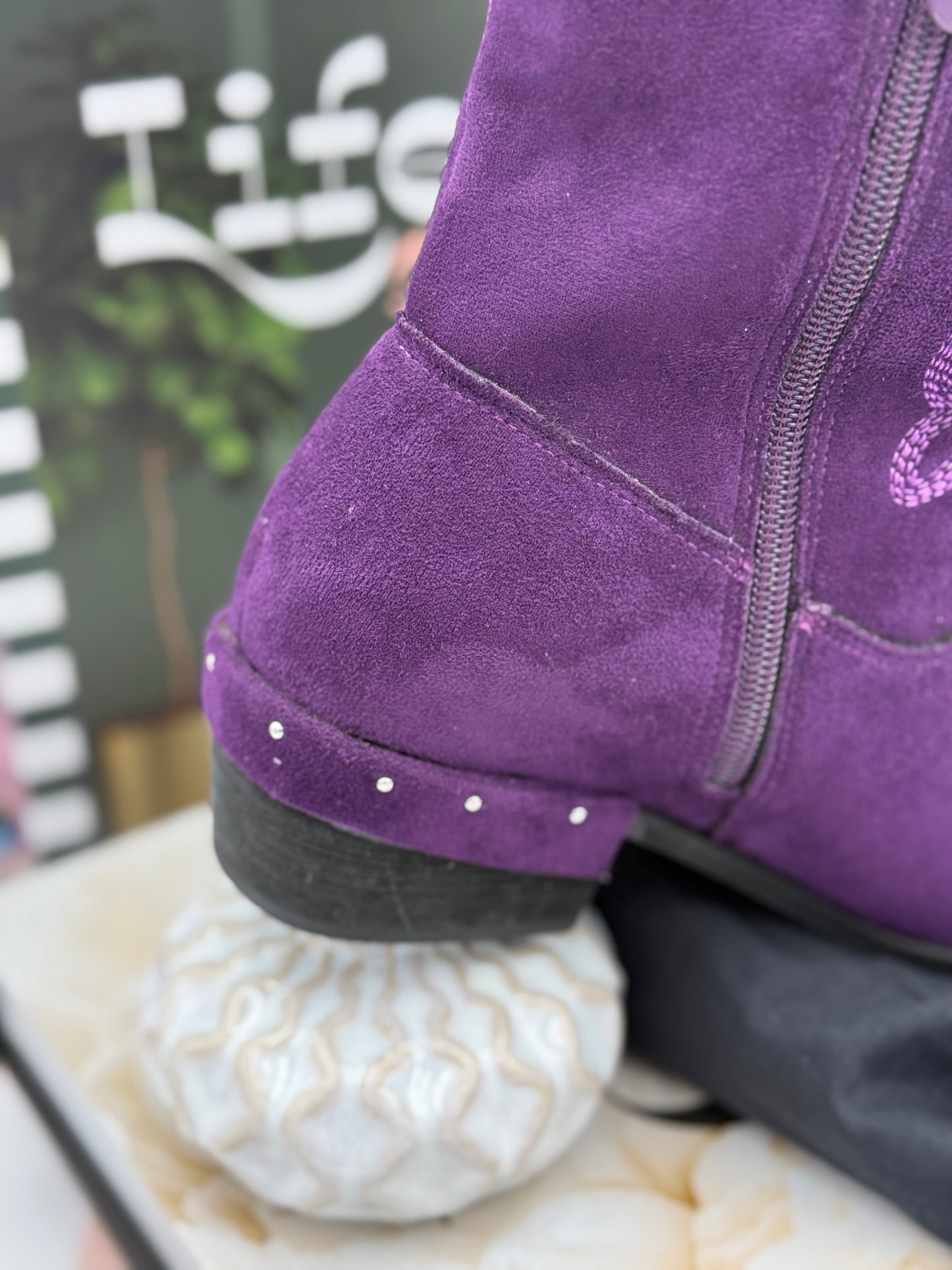 196 🛍️  Santiag à Clou