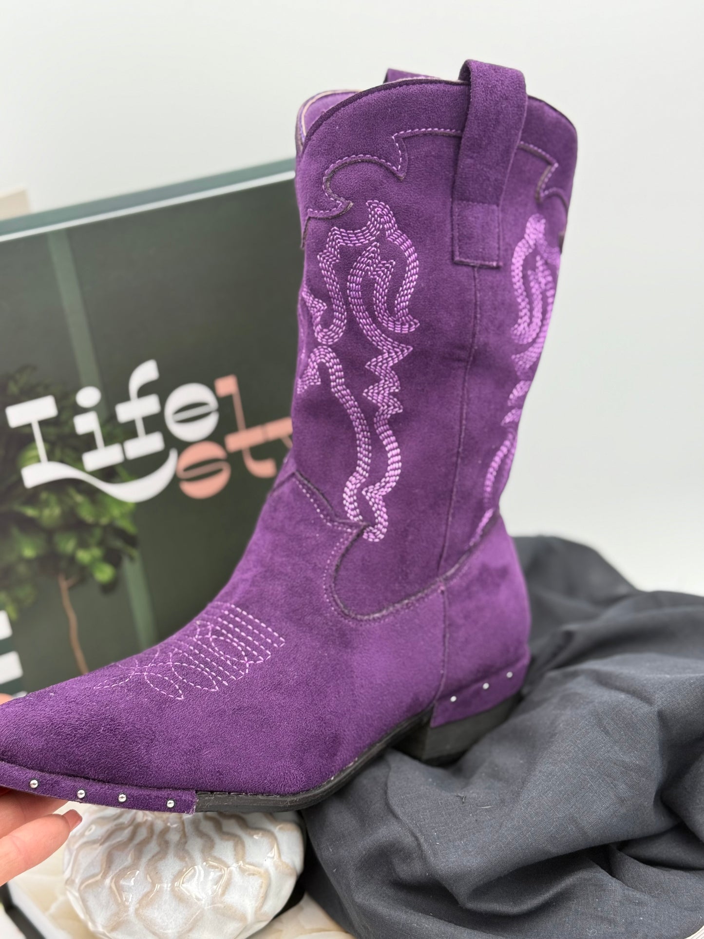196 🛍️  Santiag à Clou