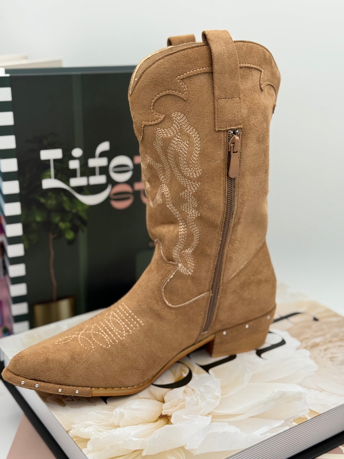 196 🛍️  Santiag à Clou