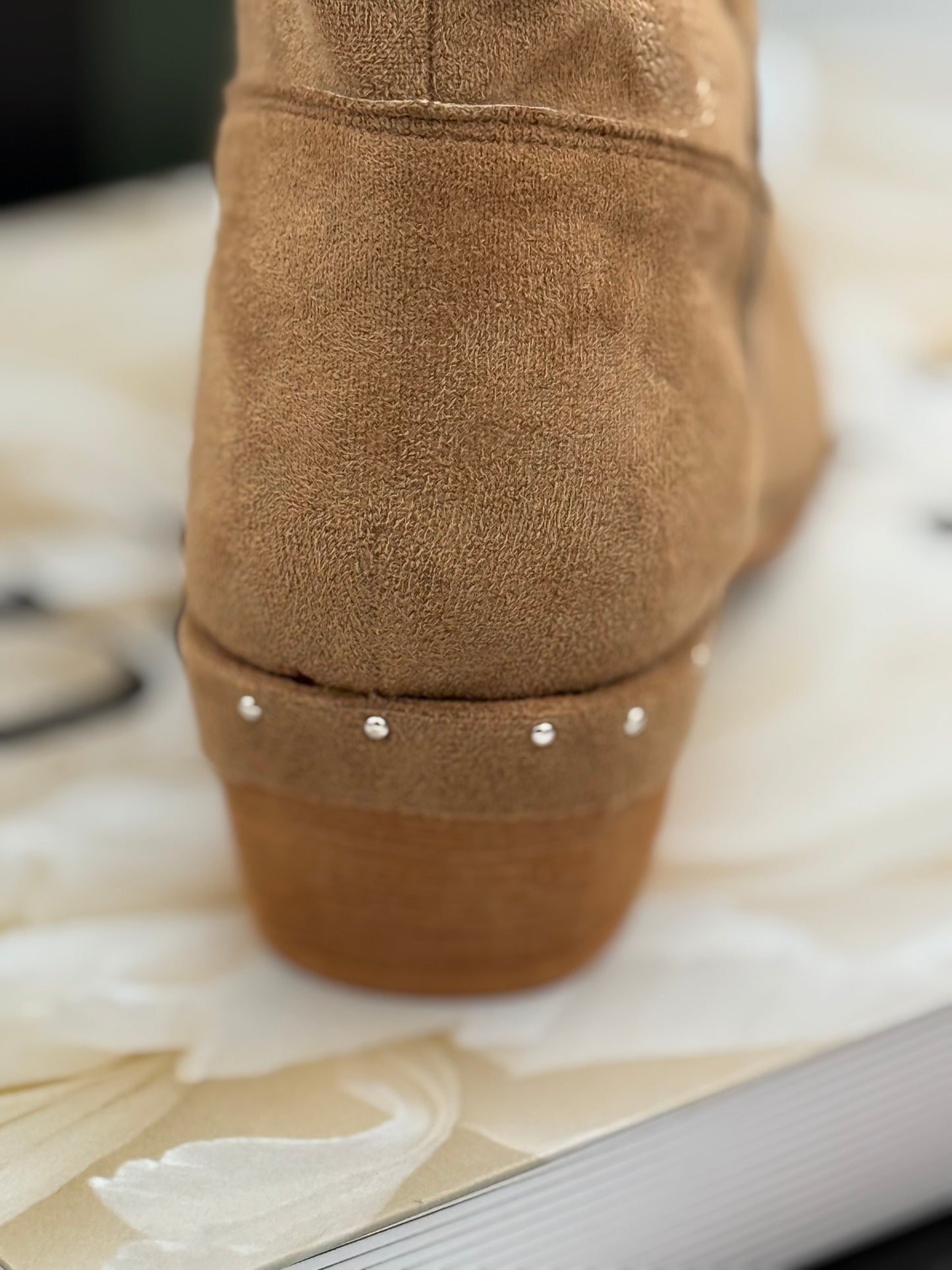 196 🛍️  Santiag à Clou